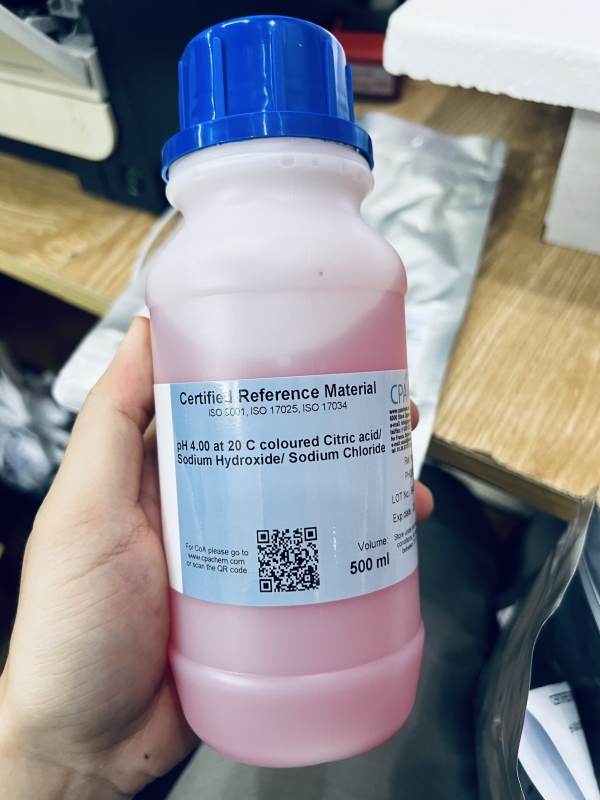 Dung dịch chuẩn pH 4.00 at 20 C coloured Citric acid/ Sodium Hydroxide/ Sodium Chloride, chai 500mL, hãng CPAchem - Bungari