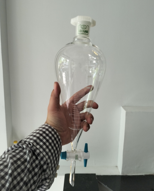 Phễu chiết thủy tinh quả lê 1 lít, có chia vạch, khóa PTFE, cổ mài 29/32, nắp lục giác nhựa, hãng Isolab - Đức