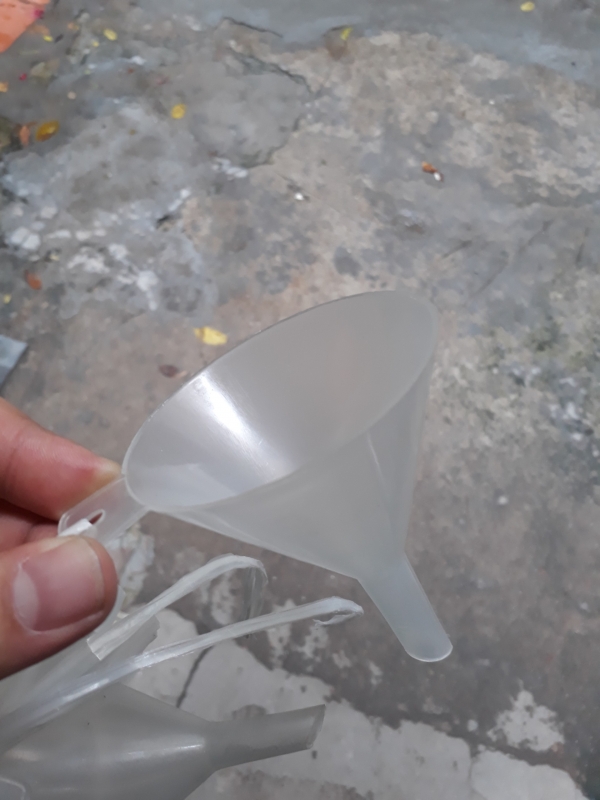 Phễu nhựa fi 6cm, Trung Quốc